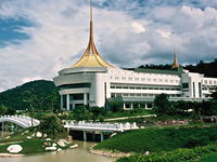 The Sacred Ground of Saraburi, surrounded by a rich natural environment.The golden spire soars 86 meters on the hall which has a seating capacity of 20,000.