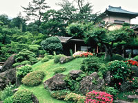 Most of the gardens and the building of Shinsenkyo in Hakone were designed and supervised by Meishu-sama himself. You can see the beautiful outline of mountains from there.