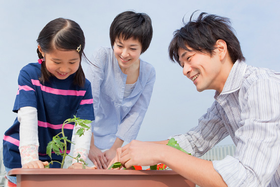 家庭菜園を行う家族